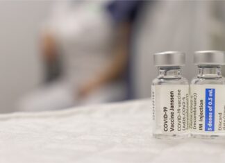 Proponen en Quebec gravar a personas sin vacunar