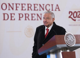 Presidente de México defiende programa de gobierno