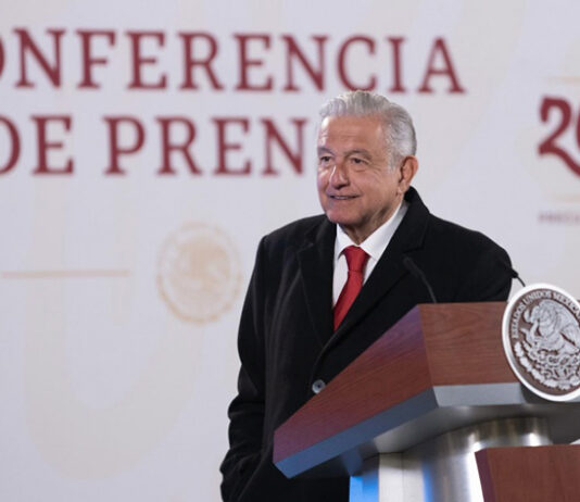 Presidente de México defiende programa de gobierno