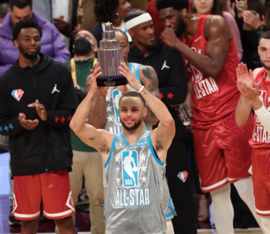 Stephen Curry reina en casa de LeBron ante toda la mitología de la NBA con una exhibición histórica: 50 puntos y 16 triples