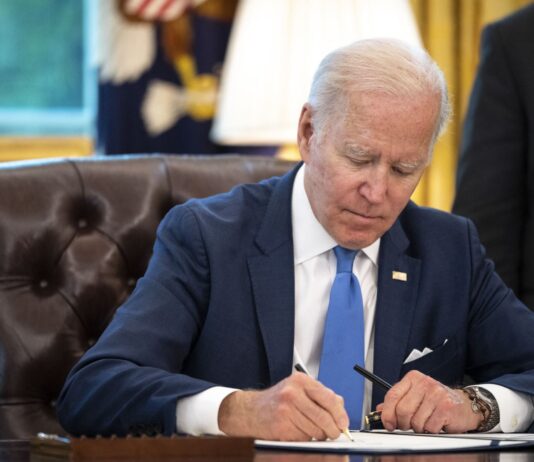 Biden por agilizar y aumentar ayuda militar de EEUU a Ucrania
