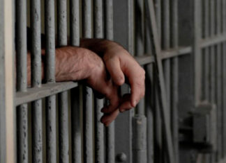 Demandan judicialmente a Canadá por encerrar en cárceles comunes a inmigrantes detenidos