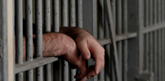 Demandan judicialmente a Canadá por encerrar en cárceles comunes a inmigrantes detenidos