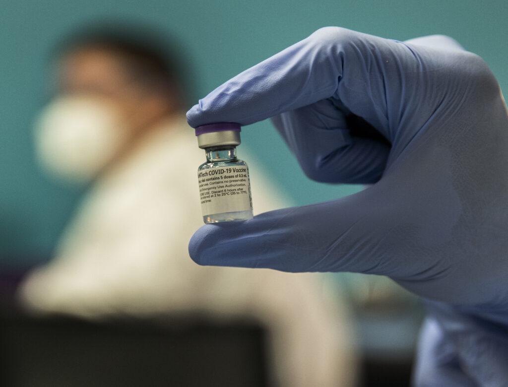 En el primer año de la pandemia las vacunas salvaron casi 20 millones de vidas