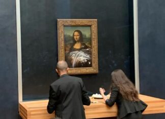 Lanzan pastel con crema a La Gioconda en el Louvre