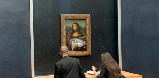 Lanzan pastel con crema a La Gioconda en el Louvre