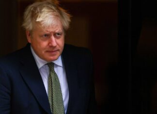 Amplia mayoría de británicos cree que Johnson debe renunciar