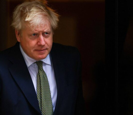 Amplia mayoría de británicos cree que Johnson debe renunciar