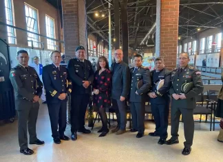 Soldados latinoamericanos en Canadá honran a sus héroes