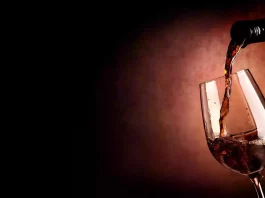 Una copa de vino al día: ¿saludable o dañino?