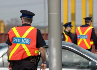 Si a un indocumentado lo detiene la policía, lo mejor es que coopere con ellos
