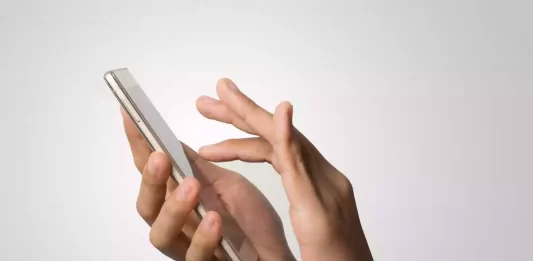 ¿Dolor en el pulgar? La culpa puede ser de tu teléfono móvil