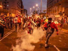 Gobierno de Perú bajo asedio de protestas y demandas de renuncia