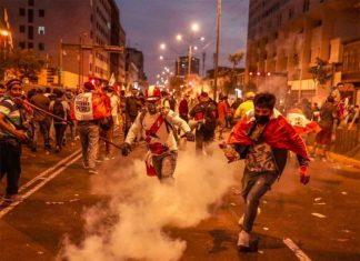 Gobierno de Perú bajo asedio de protestas y demandas de renuncia