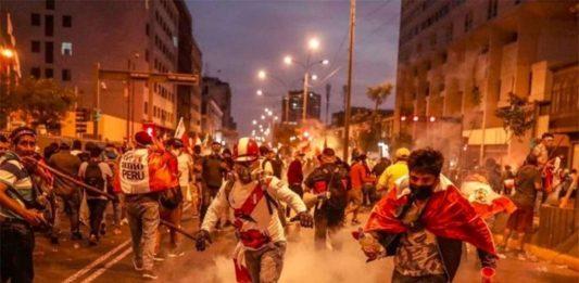 Gobierno de Perú bajo asedio de protestas y demandas de renuncia