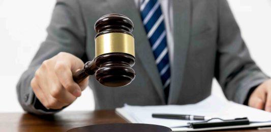Pareja de adultos mayores demanda en corte a su propio hijo para que desaloje la casa