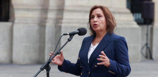 Presidenta de Perú niega acusaciones y culpa al preso Castillo