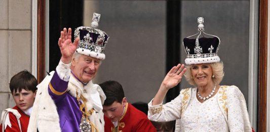 Coronado rey británico Carlos III en ceremonia londinense