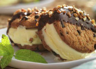 Receta de Sándwiches de helado con chocolate y frutos secos