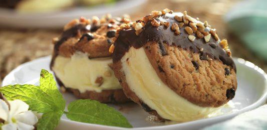 Receta de Sándwiches de helado con chocolate y frutos secos