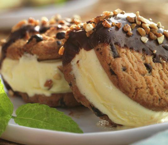 Receta de Sándwiches de helado con chocolate y frutos secos