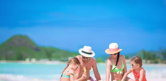 Turistas canadienses miran a Cuba