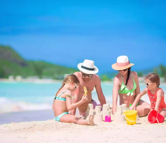 Turistas canadienses miran a Cuba