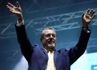Guatemala define presidente, Ecuador a balotaje