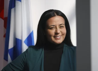 Ministra de Turismo canadiense se compromete con la comunidad latina