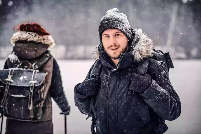 retrato-joven-excursionista-mochila-caminando-su-novia-bosque-invierno