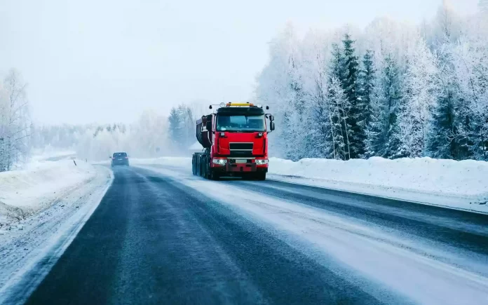 camino-invierno-nieve-camion-finlandia-camion-paisaje-frio-laponia-bosque-europa-paseo-autopista-ciudad-finlandesa-carretera-ruta-callejera-nevada-entrega-conduccion-cuesta-abajo