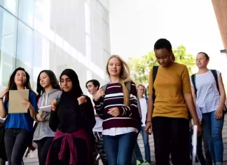 Imponen tope al número de estudiantes internacionales que llegan al país