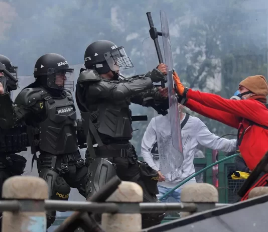 Deslegitimando la subordinación al caos social planificado