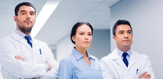 Médicos canadienses piden al gobierno reconsiderar cambio fiscal