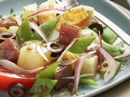 Receta de dados de atún encebollado con tomatitos cherry