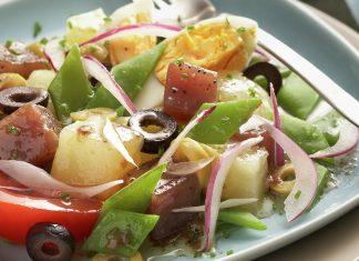 Receta de dados de atún encebollado con tomatitos cherry