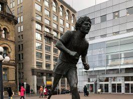 Reubican estatua de Terry Fox en el centro de capital canadiense