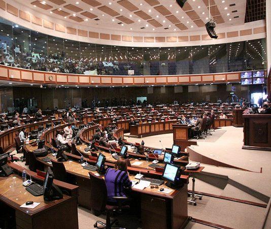 Ecuador discute cambios en requisitos para ser legislador