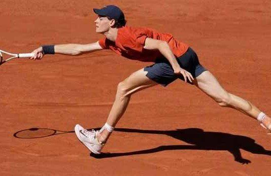 El número uno del mundo gana la final por 7-6, 7-6 al polaco Hubert Hurkacz