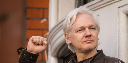 Julian Assange libre tras comparecer y sellar acuerdo de culpabilidad
