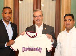 Presidente dominicano recibe a equipo que participará en Premier 12
