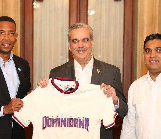 Presidente dominicano recibe a equipo que participará en Premier 12