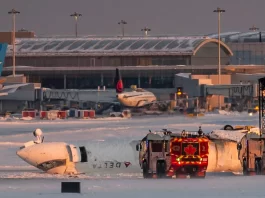Hallan grabadoras de avión accidentado en Toronto