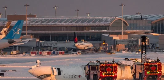 Hallan grabadoras de avión accidentado en Toronto