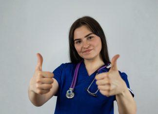 Los “caregivers” indocumentados pueden aplicar a la residencia permanente