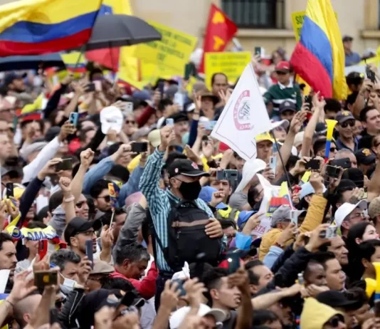 Marchan en Colombia en respaldo al Gobierno de Petro