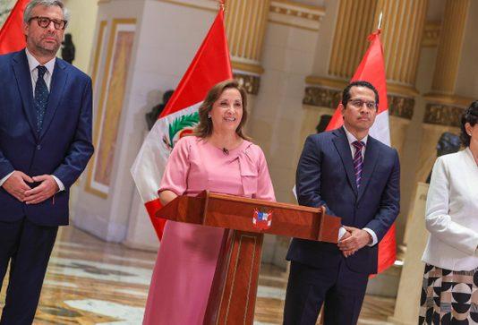 Presidenta de Perú convoca a elecciones generales en 2026