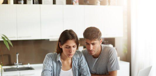 Finanzas en pareja en Canadá: Reglas para no destruir el amor ni la cuenta bancaria