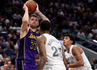Baloncesto: Luka Doncic rompe en lágrimas en su regreso a Dallas y mete a los Lakers en playoffs