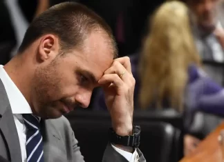 Hijo de Bolsonaro bajo fuego ético y legal